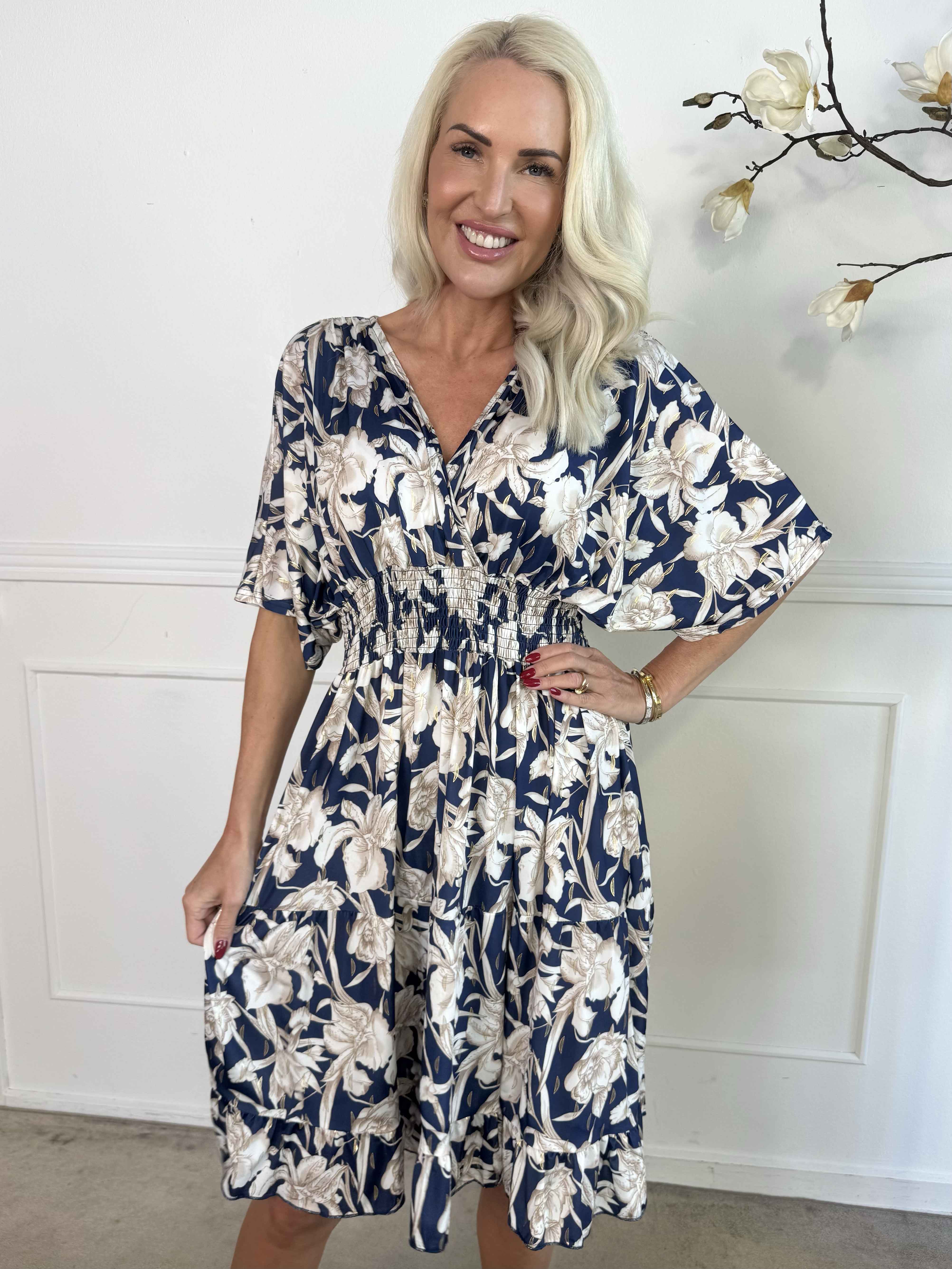 Angela - Elastisk kjole med elegante flæselag i skørtet